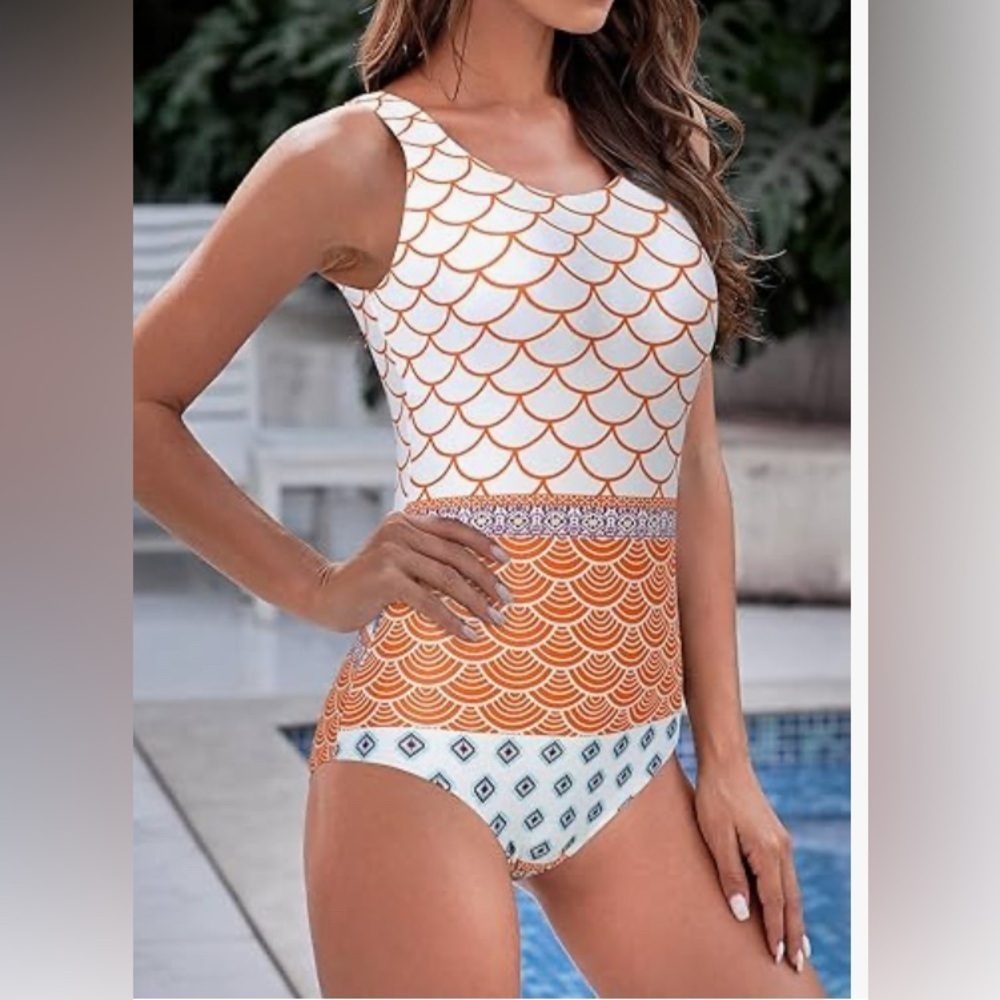 NWT-XS bohemian Pattern
Adjustable Criss Cross Back 
Full Coverage &Built in bra